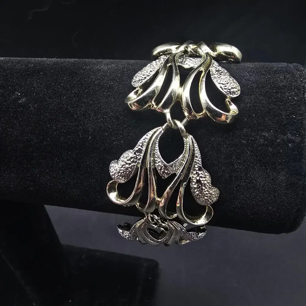 Sarah Coventry Frosted Feather Link Bracelet Silver Tone Vintage Jewelry - Picture 1 of 12